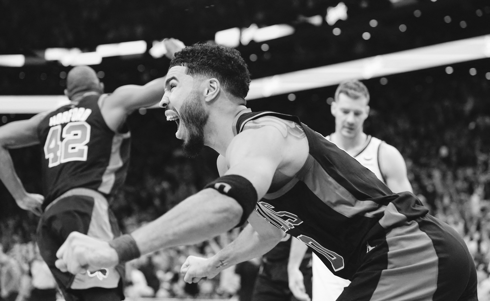 鹈鹕碾压上海队，塔图姆关键制胜