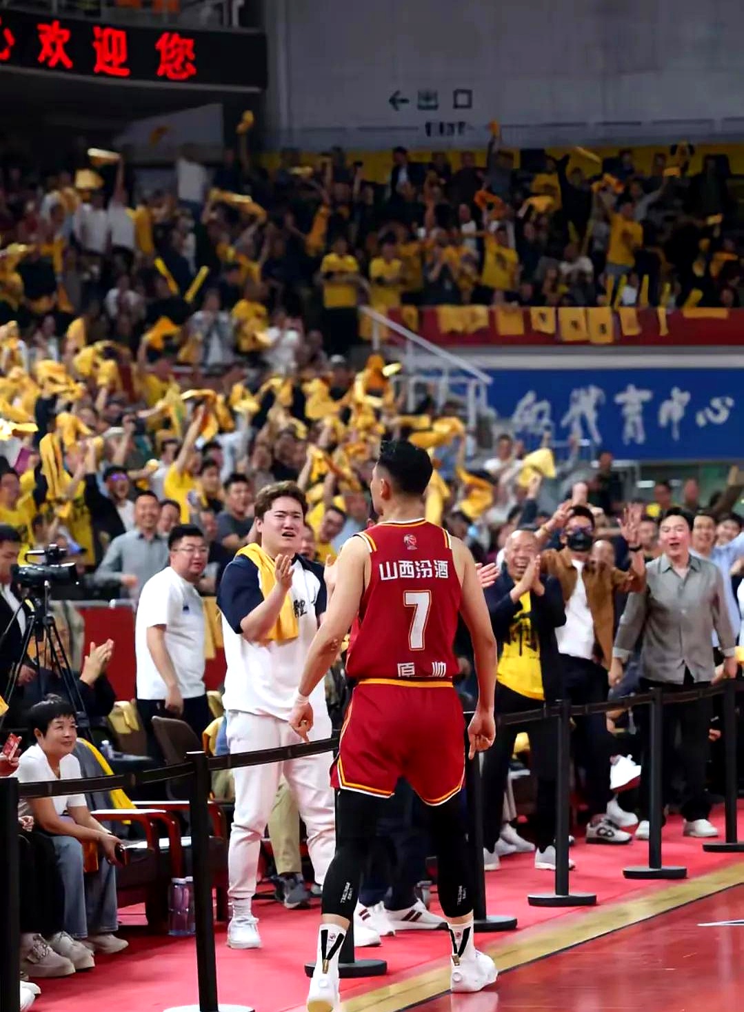 山西队翻盘马刺，恩比德扛起全队